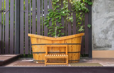 Prix d'achat et de pose d'une baignoire en bois